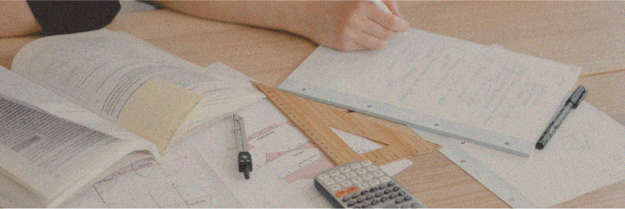 Pessoa calculando custos de autopublicação