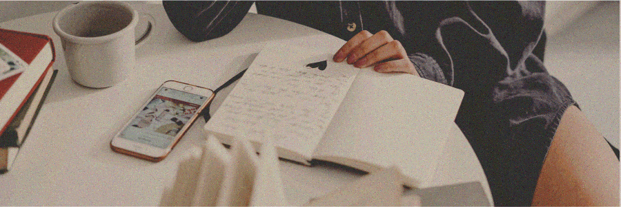 Pessoa planejando divulgação de livro