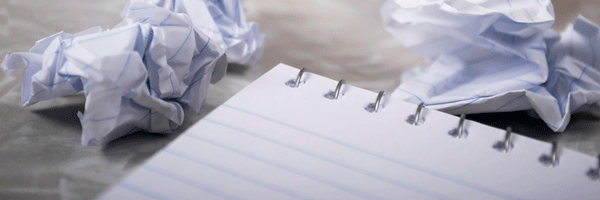 Autor rascunhando ideias para escrever um livro