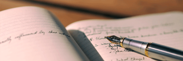 Escritor rascunhando um livro