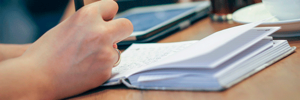 Autor planejando e escrevendo um livro